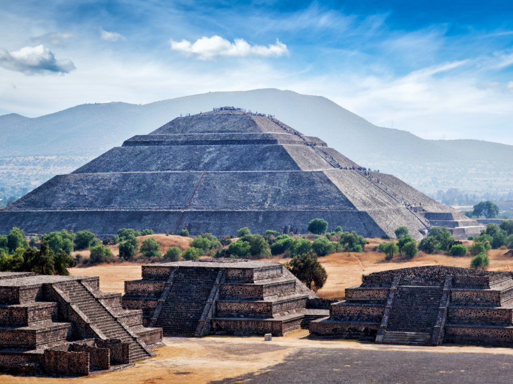 Teotihuacan + Piñatas en Acolman