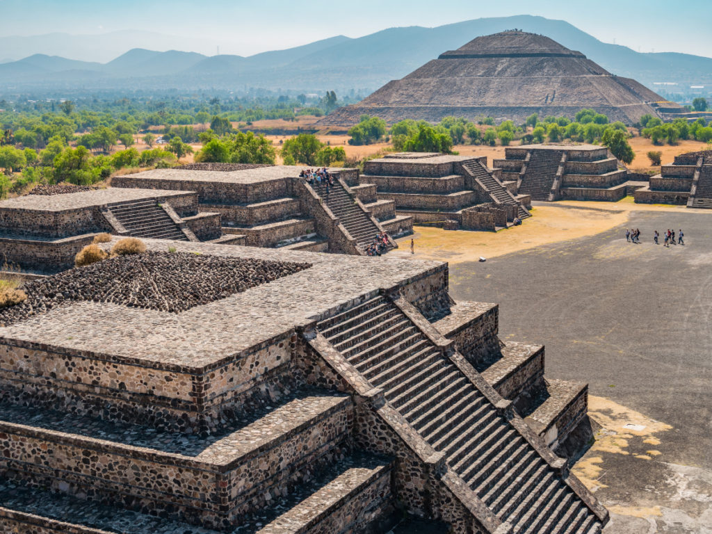Teotihuacan + Piñatas en Acolman