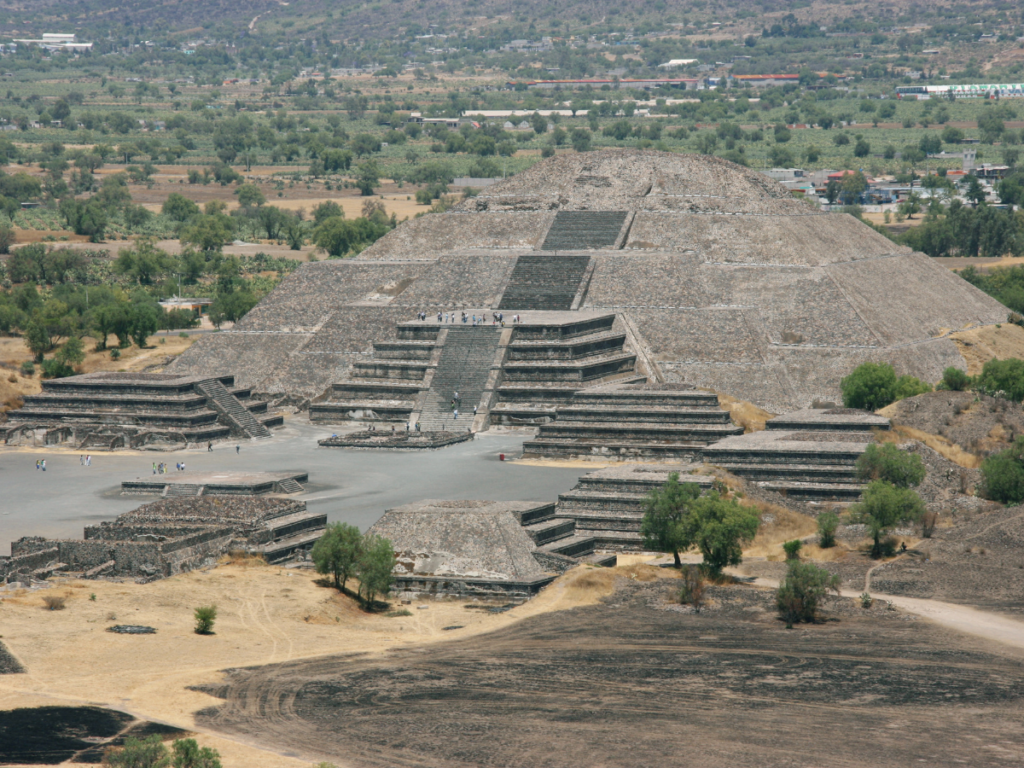 Teotihuacan + Piñatas en Acolman